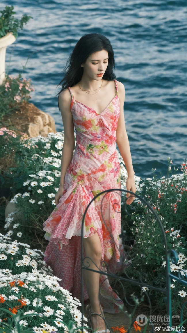 张予曦肩带印花裙海边花园清新写真美照