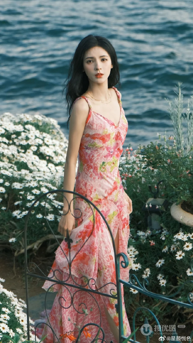 张予曦肩带印花裙海边花园清新写真美照