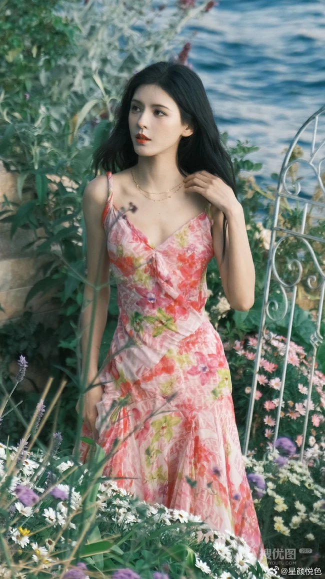 张予曦肩带印花裙海边花园清新写真美照