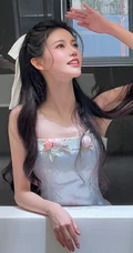 女生孙珍妮化身迪士尼公主游乐园美拍生活写真照