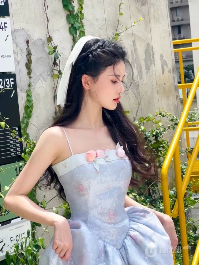 女生孙珍妮化身迪士尼公主游乐园美拍生活写真照