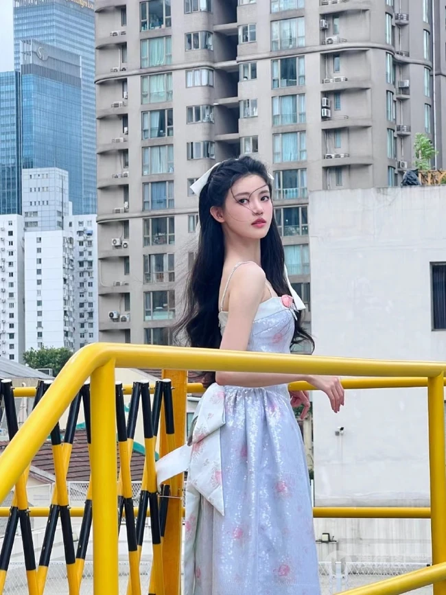 女生孙珍妮化身迪士尼公主游乐园美拍生活写真照