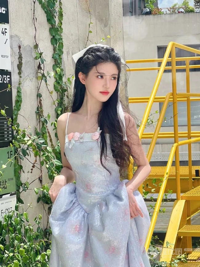女生孙珍妮化身迪士尼公主游乐园美拍生活写真照
