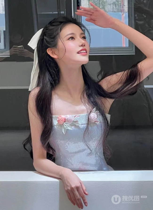 女生孙珍妮化身迪士尼公主游乐园美拍生活写真照