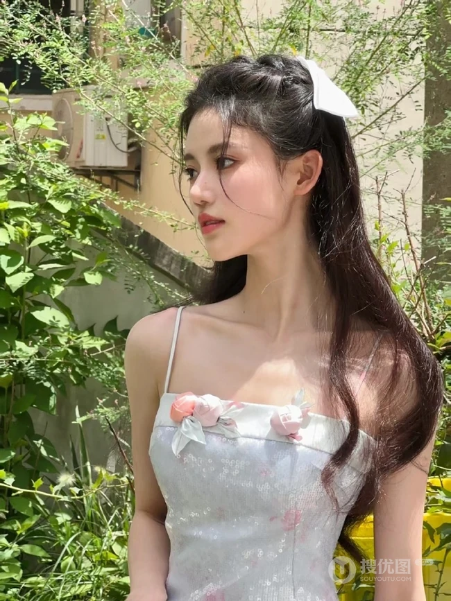 女生孙珍妮化身迪士尼公主游乐园美拍生活写真照