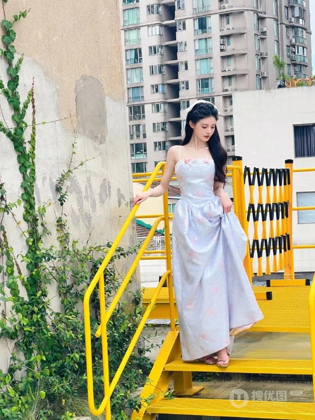 女生孙珍妮化身迪士尼公主游乐园美拍生活写真照