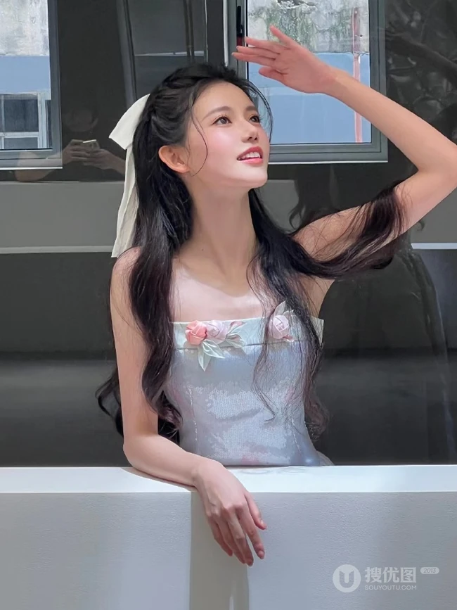 女生孙珍妮化身迪士尼公主游乐园美拍生活写真照