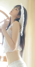 天使少女，戴着翅膀的高颜值浅粉少女白衣家居服室内沙发写真