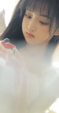 天使少女，戴着翅膀的高颜值浅粉少女白衣家居服室内沙发写真