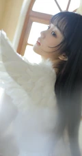 天使少女，戴着翅膀的高颜值浅粉少女白衣家居服室内沙发写真