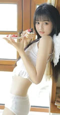 天使少女，戴着翅膀的高颜值浅粉少女白衣家居服室内沙发写真
