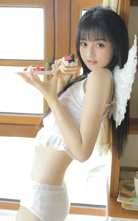 天使少女，戴着翅膀的高颜值浅粉少女白衣家居服室内沙发写真