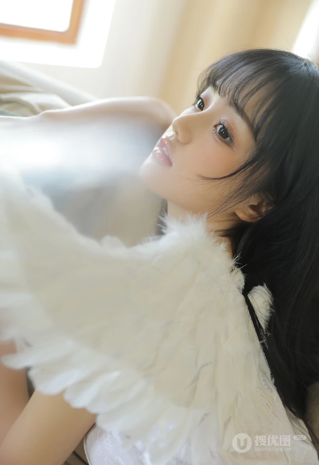 天使少女，戴着翅膀的高颜值浅粉少女白衣家居服室内沙发写真