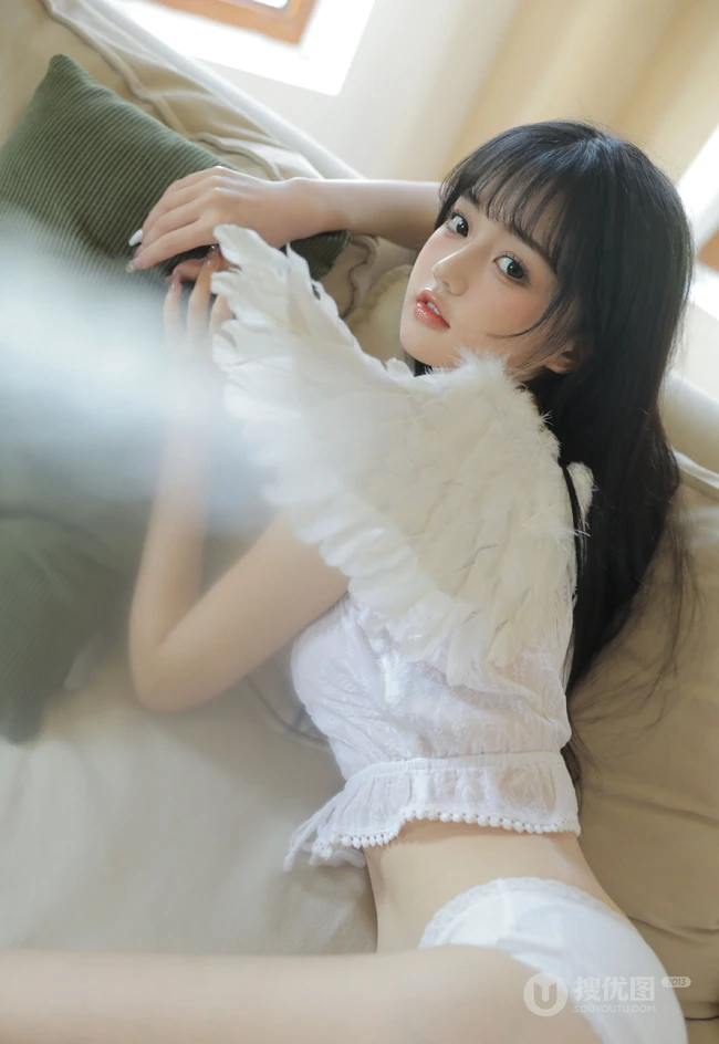 天使少女，戴着翅膀的高颜值浅粉少女白衣家居服室内沙发写真