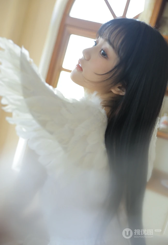 天使少女，戴着翅膀的高颜值浅粉少女白衣家居服室内沙发写真