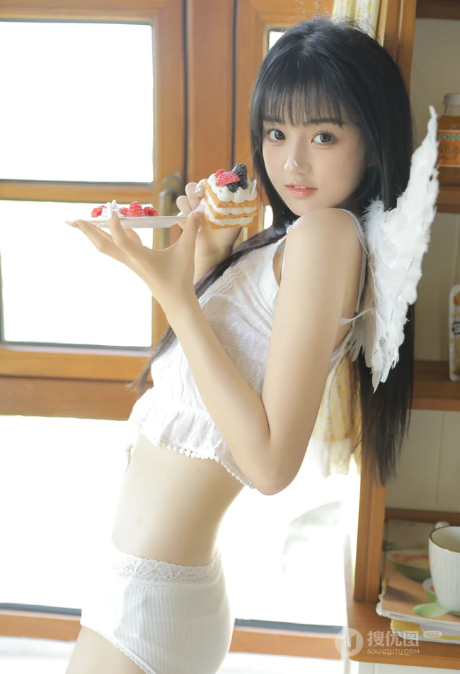 天使少女，戴着翅膀的高颜值浅粉少女白衣家居服室内沙发写真