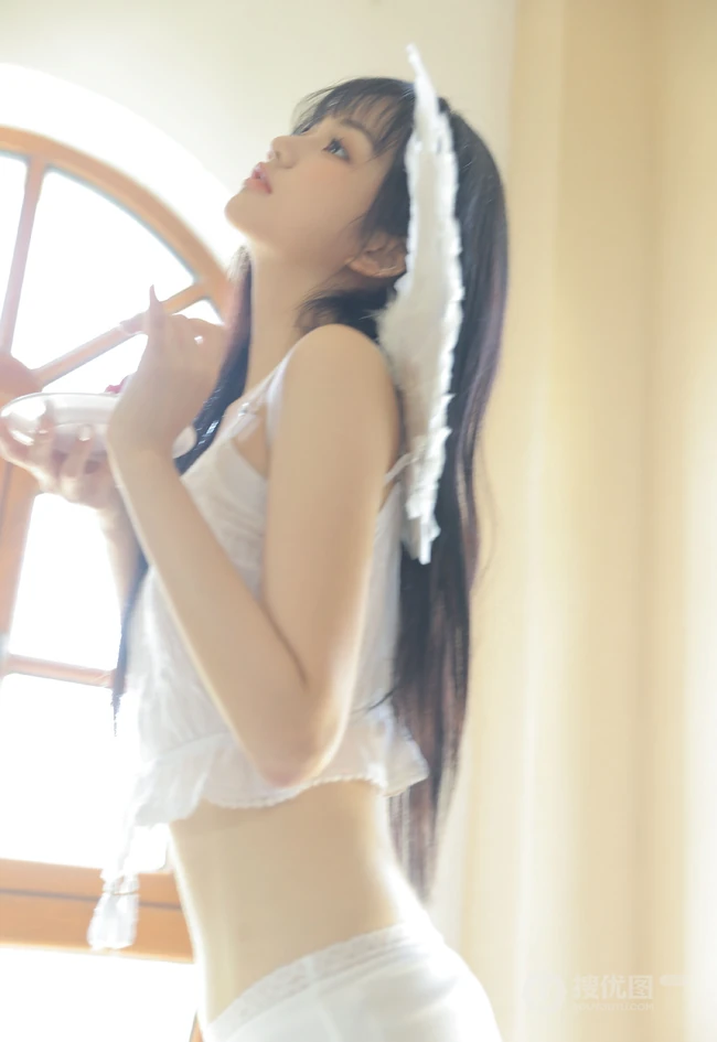 天使少女，戴着翅膀的高颜值浅粉少女白衣家居服室内沙发写真
