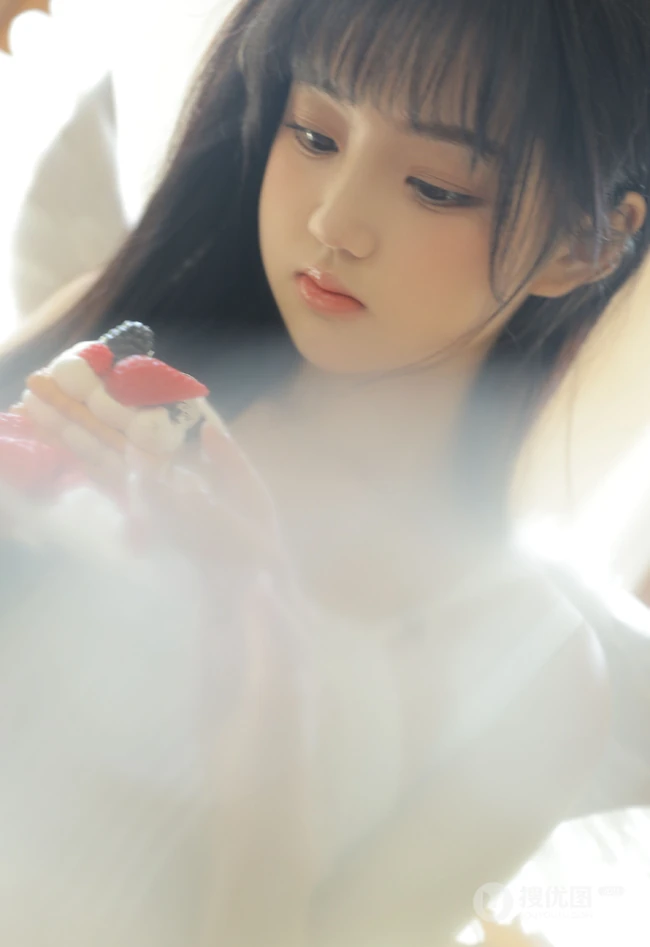 天使少女，戴着翅膀的高颜值浅粉少女白衣家居服室内沙发写真