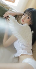 天使少女，戴着翅膀的高颜值浅粉少女白衣家居服室内沙发写真