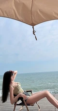 蔚蓝海边度假的气质甜美女生紧身衣牛仔短裤气质女生穿搭好看写真图片