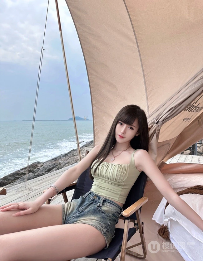 蔚蓝海边度假的气质甜美女生紧身衣牛仔短裤气质女生穿搭好看写真图片