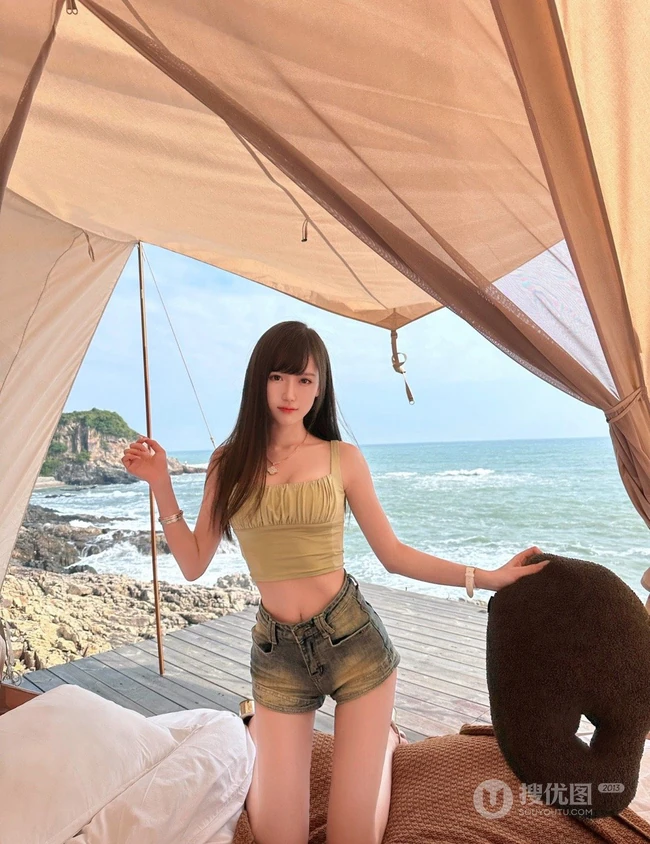 蔚蓝海边度假的气质甜美女生紧身衣牛仔短裤气质女生穿搭好看写真图片