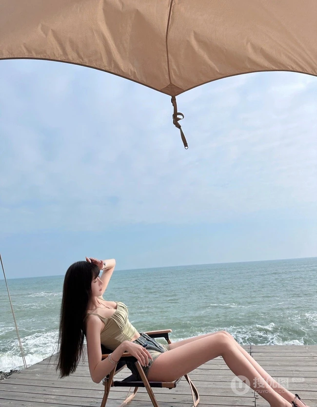蔚蓝海边度假的气质甜美女生紧身衣牛仔短裤气质女生穿搭好看写真图片