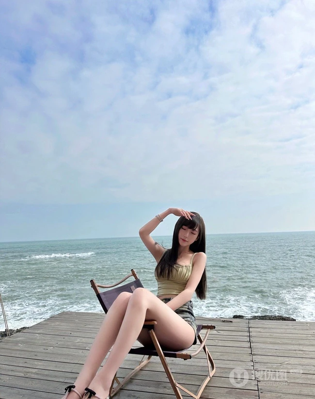 蔚蓝海边度假的气质甜美女生紧身衣牛仔短裤气质女生穿搭好看写真图片