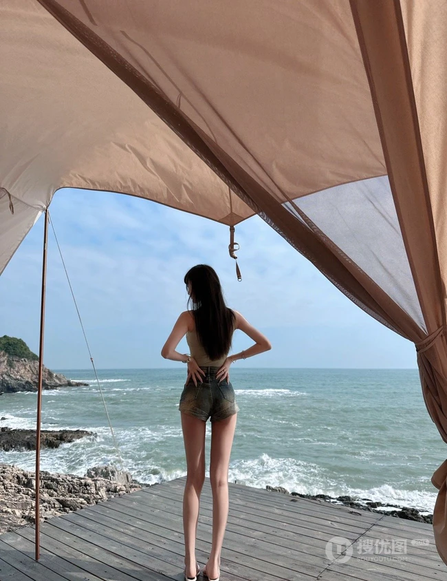 蔚蓝海边度假的气质甜美女生紧身衣牛仔短裤气质女生穿搭好看写真图片