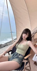 蔚蓝海边度假的气质甜美女生紧身衣牛仔短裤气质女生穿搭好看写真图片