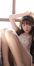 你的甜美可爱小女友来喽，男友视角下的娇俏灵动少女肩带小背心调皮写真照