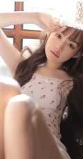 你的甜美可爱小女友来喽，男友视角下的娇俏灵动少女肩带小背心调皮写真照