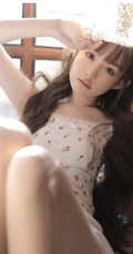 你的甜美可爱小女友来喽，男友视角下的娇俏灵动少女肩带小背心调皮写真照
