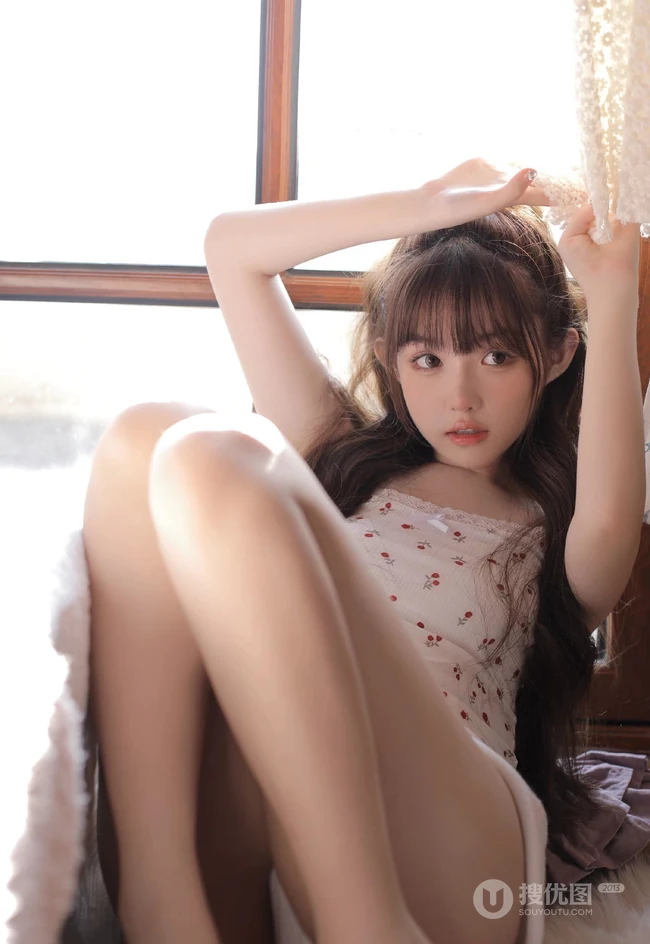 你的甜美可爱小女友来喽，男友视角下的娇俏灵动少女肩带小背心调皮写真照