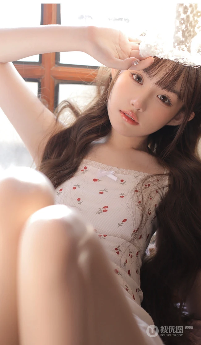 你的甜美可爱小女友来喽，男友视角下的娇俏灵动少女肩带小背心调皮写真照