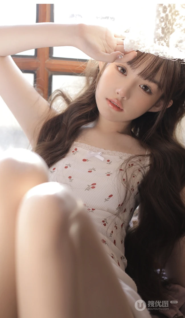 你的甜美可爱小女友来喽，男友视角下的娇俏灵动少女肩带小背心调皮写真照