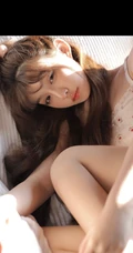你的甜美可爱小女友来喽，男友视角下的娇俏灵动少女肩带小背心调皮写真照