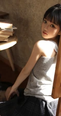 暖暖的阳光晒的人很舒服，穿着短裙的温柔可人日系少女温馨室内写真照