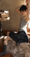 暖暖的阳光晒的人很舒服，穿着短裙的温柔可人日系少女温馨室内写真照