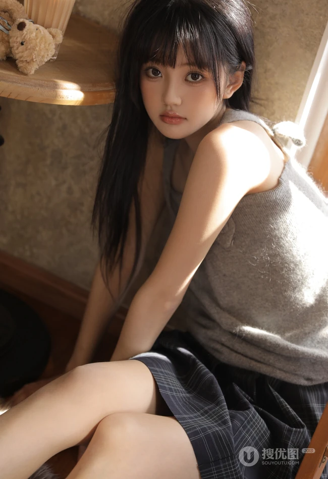 暖暖的阳光晒的人很舒服，穿着短裙的温柔可人日系少女温馨室内写真照