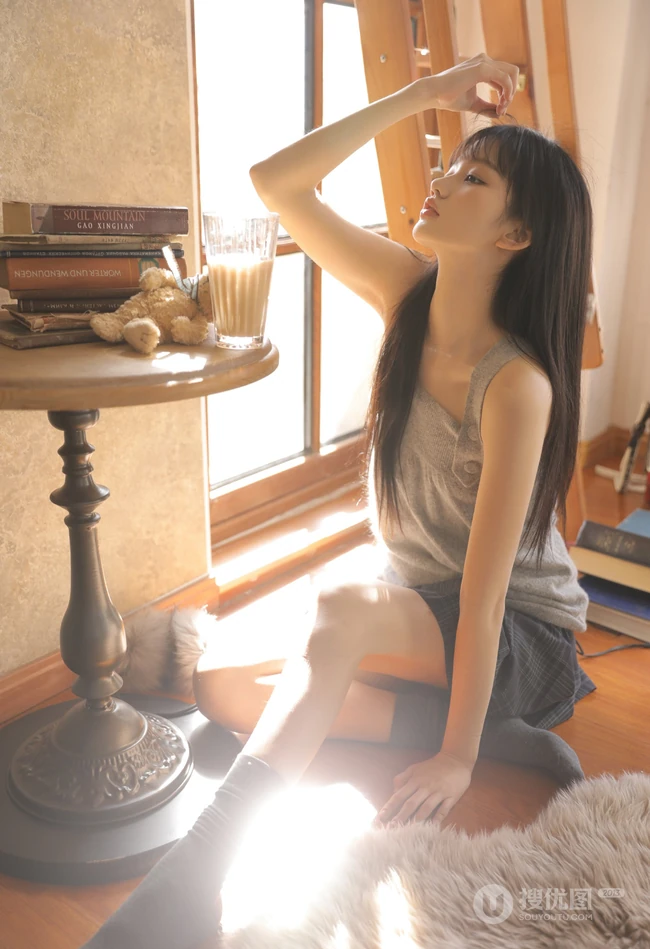 暖暖的阳光晒的人很舒服，穿着短裙的温柔可人日系少女温馨室内写真照