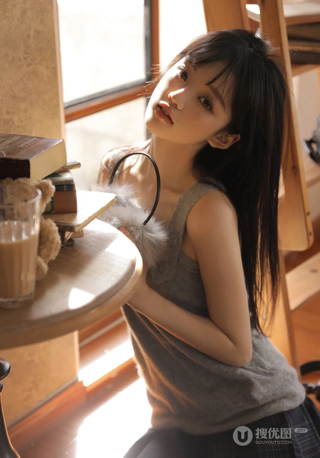 暖暖的阳光晒的人很舒服，穿着短裙的温柔可人日系少女温馨室内写真照