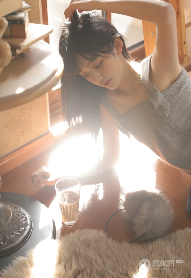 暖暖的阳光晒的人很舒服，穿着短裙的温柔可人日系少女温馨室内写真照