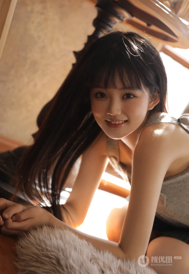 暖暖的阳光晒的人很舒服，穿着短裙的温柔可人日系少女温馨室内写真照