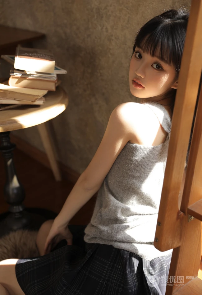 暖暖的阳光晒的人很舒服，穿着短裙的温柔可人日系少女温馨室内写真照