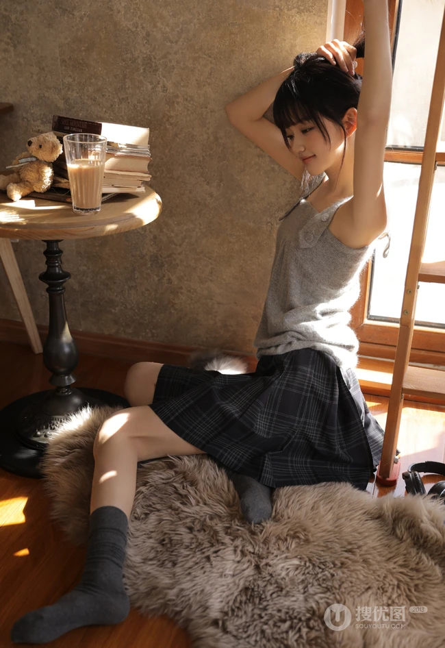 暖暖的阳光晒的人很舒服，穿着短裙的温柔可人日系少女温馨室内写真照