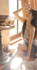暖暖的阳光晒的人很舒服，穿着短裙的温柔可人日系少女温馨室内写真照