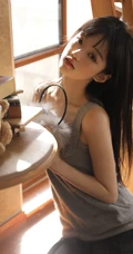暖暖的阳光晒的人很舒服，穿着短裙的温柔可人日系少女温馨室内写真照