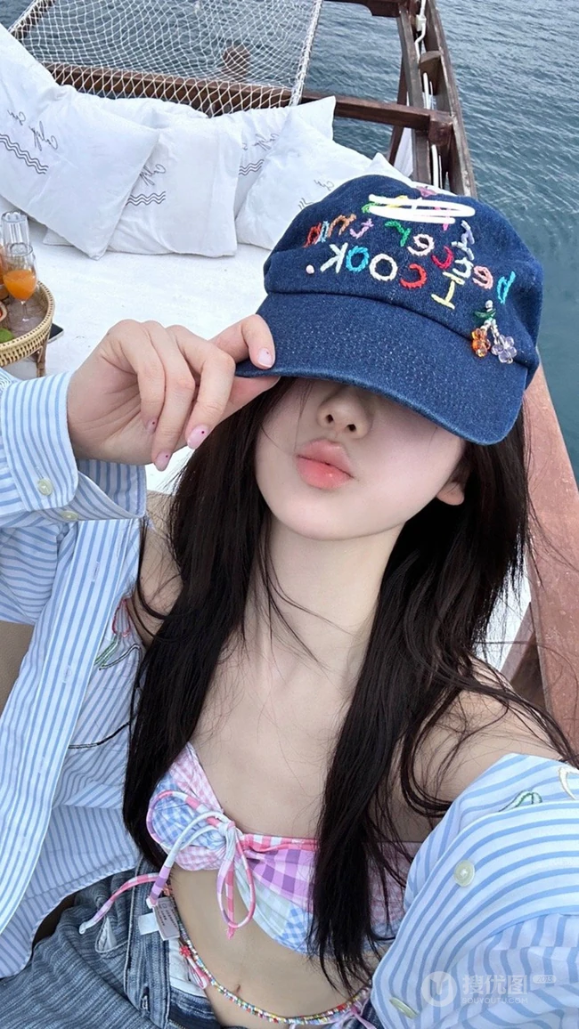 坐在船上，戴着帽子，穿着比基尼的不露脸漂亮女生高清手机壁纸