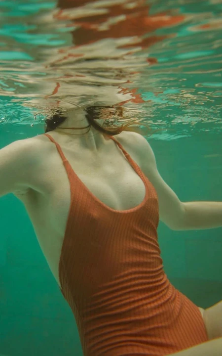 欧美女生水下摄影美图，红色吊带连体比基尼的欧美女生水中写真手机壁纸